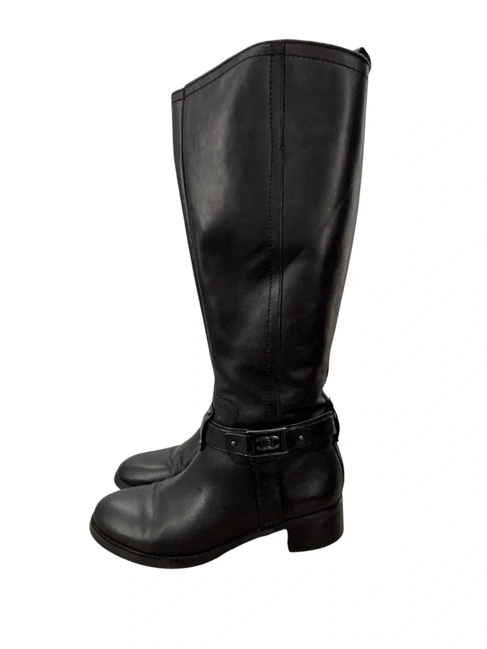 Etienne Aigner steps out